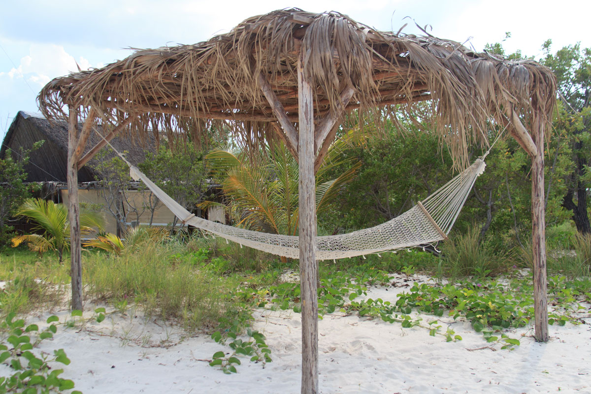 Geheimtipp: Schönster Karibik Strand in Kuba 20 Hängematte mit Sonnenschutz am Strand von Cayo Levisa