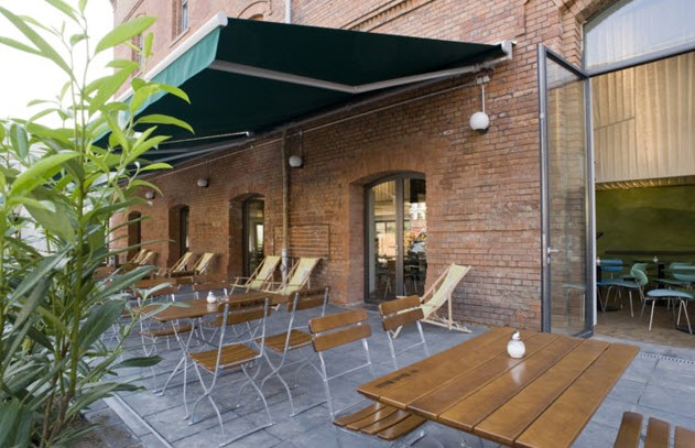 Terrasse im Hof beim PFefferbett Hostel in Berlin