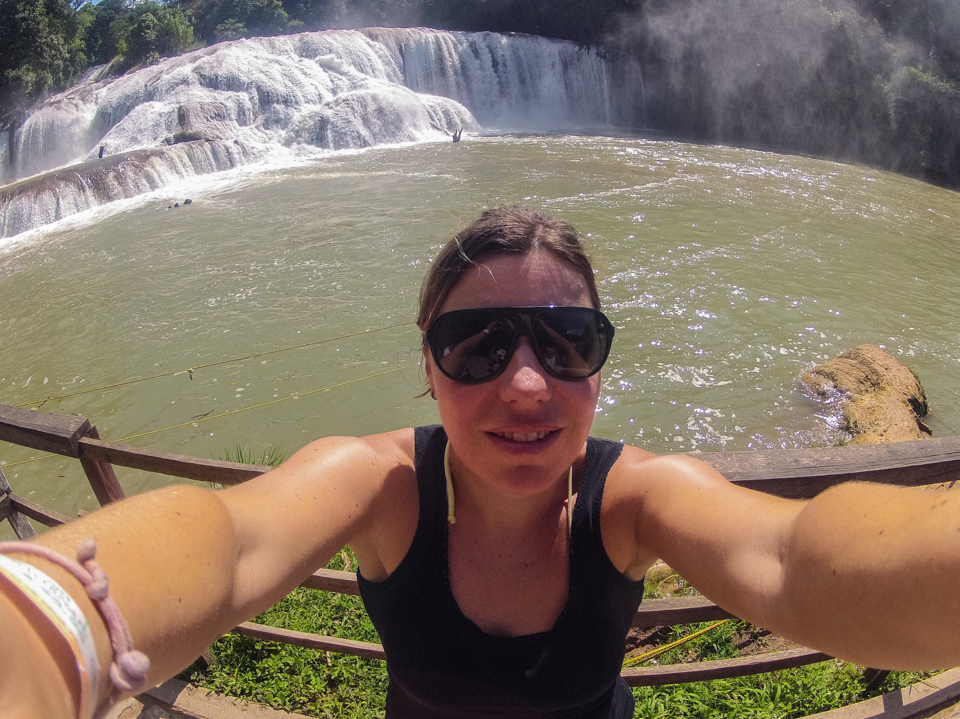 Hinter mir Agua Azul