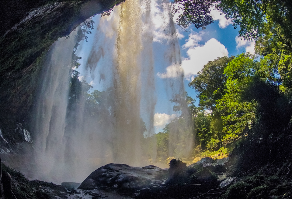 Misol-Ha hinter dem Wasserfall Misol-Ha hinter dem Wasserfall