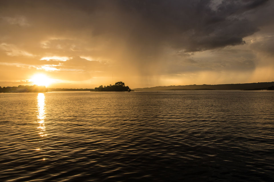 Beste Reisezeit Guatemala: Herrlicher Sonnenuntergang in Flores
