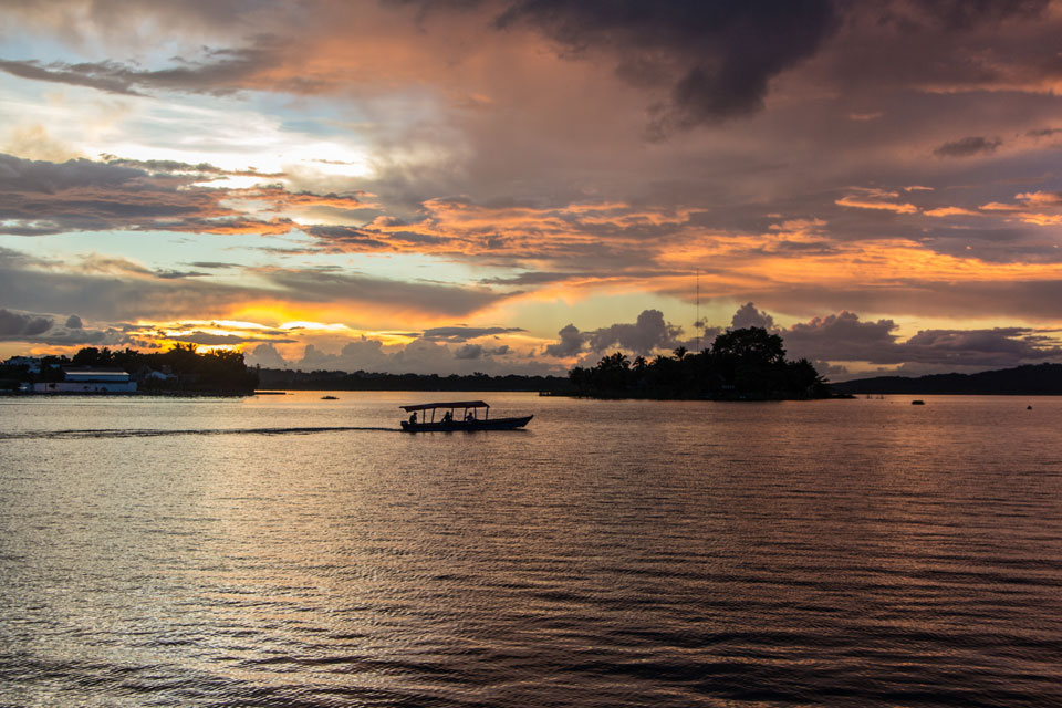 Romantisch Flores in Guatemala Ausblick beim Abendessen