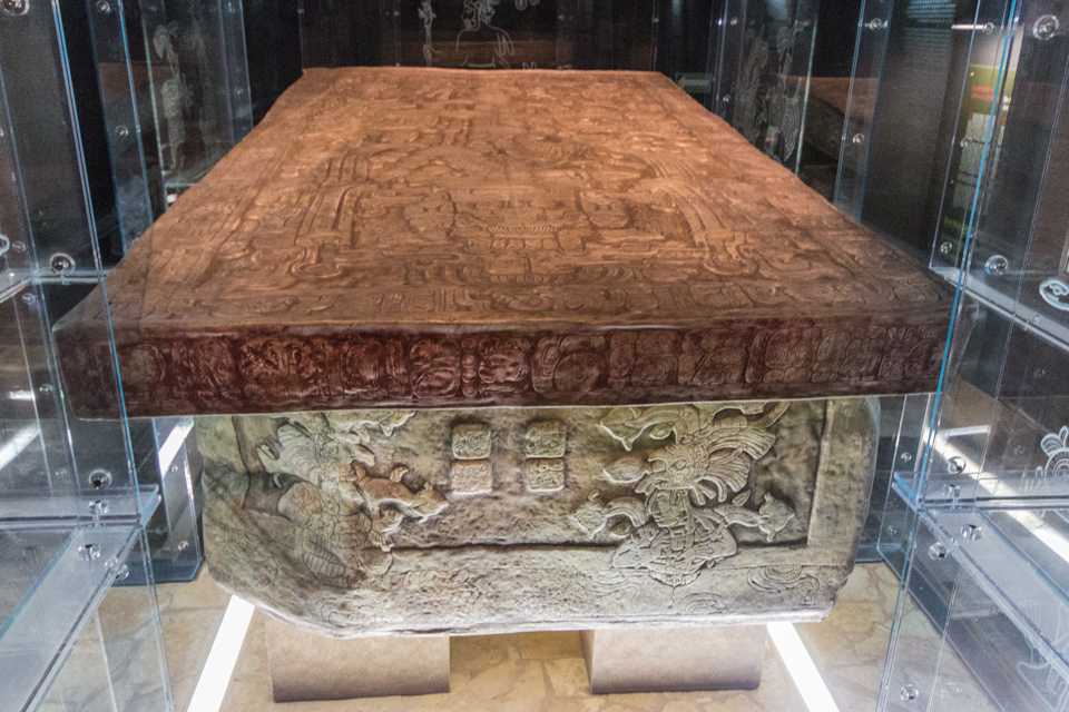 Grab im Museum von Palenque