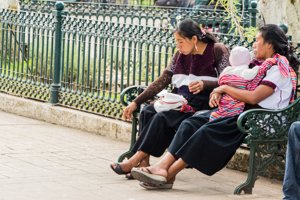 Frauen ruhen sich aus / Zocalo San Cristobal de las Casas Mexiko Reise