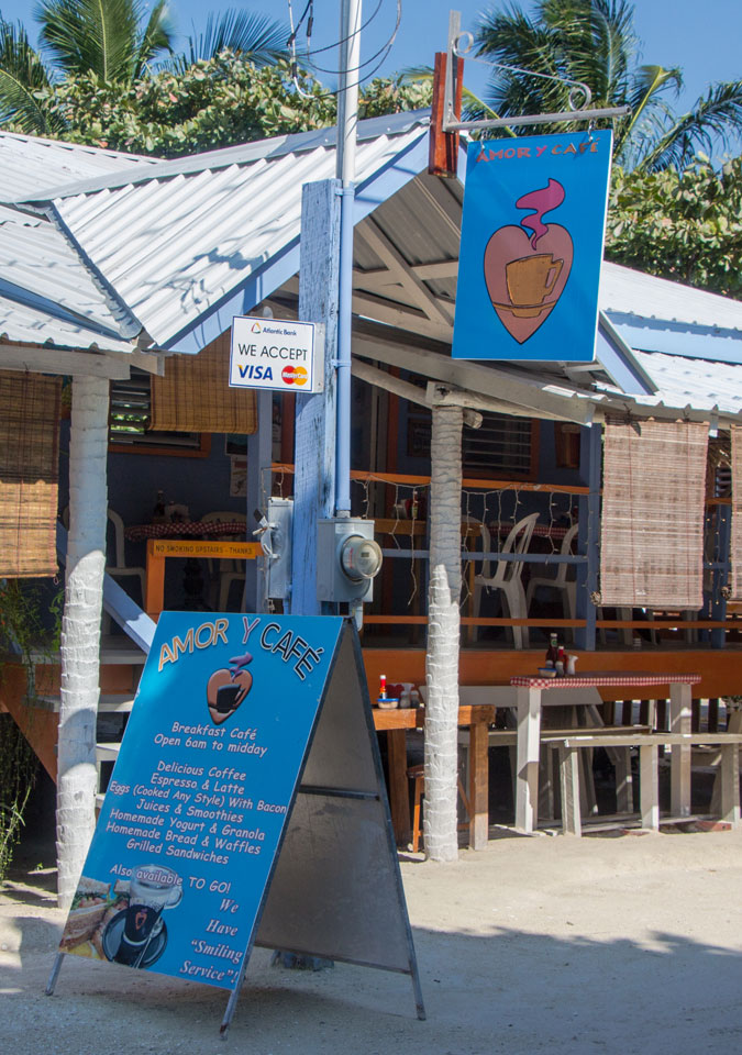Der Eingang des Amor y Cafe auf Caye Caulker
