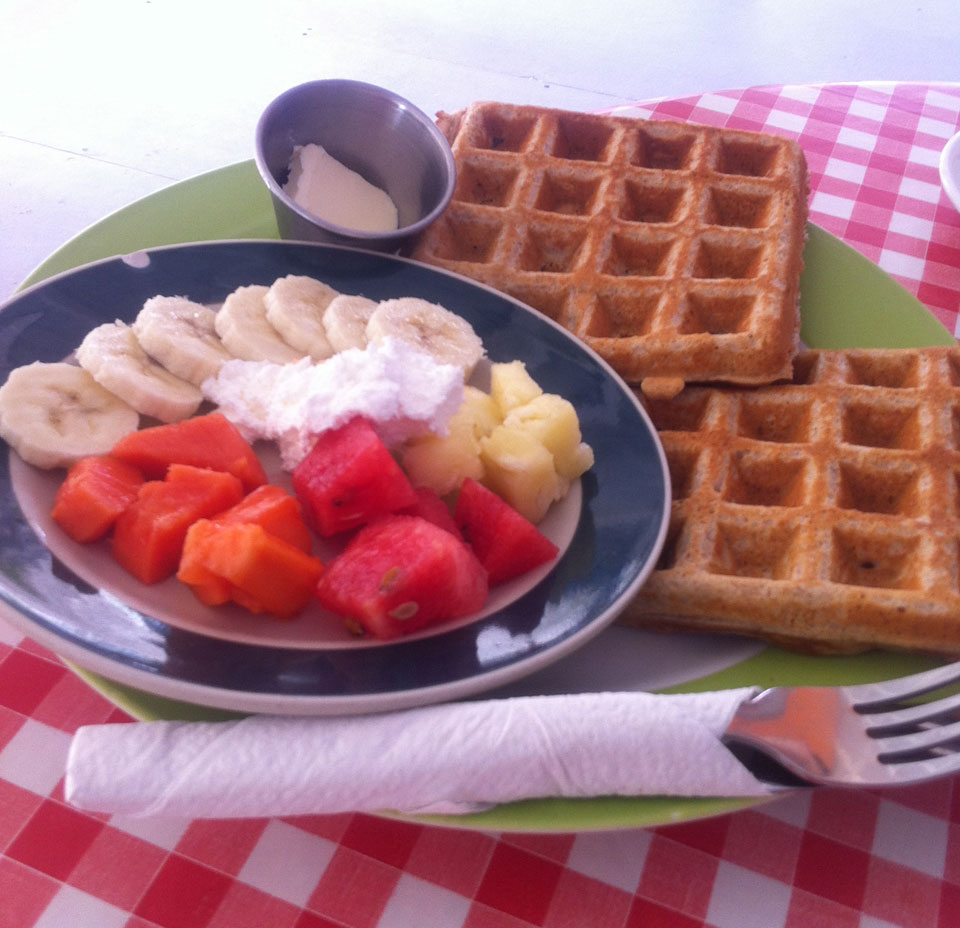 Amor Y Cafe Caye Caulker Waffeln und Joghurt mit Obst