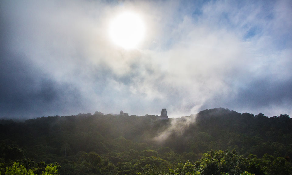 Sonnenaufgang Tempel 4 in Tikal Guatemala
