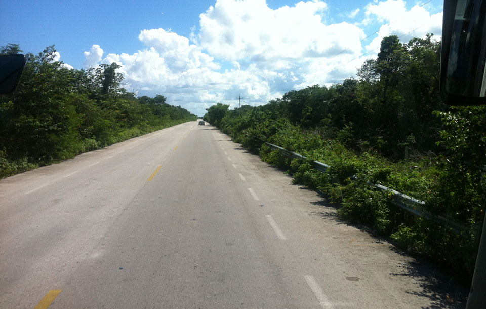 Mit dem Bus von Merida nach Tulum: Hier die Straße nach Valladolid