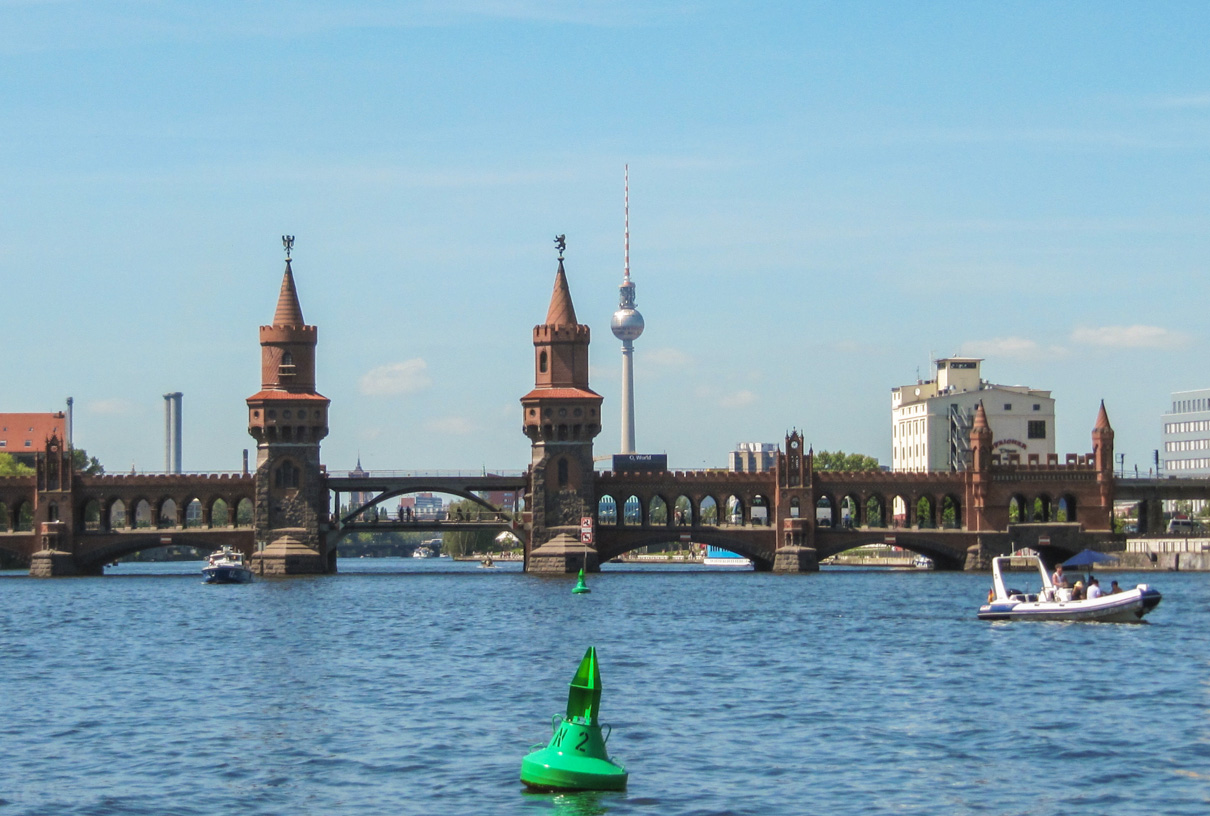 Spree-Fahrt mit Boot Berlin. Oberbaumbrücke Kreuzberg und Fernsehturm.