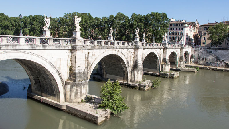 Die Engelsbrücke in Rom direkt bei der Engelsburg