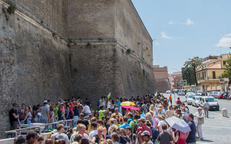 Vatikan anstehen lange Schlange