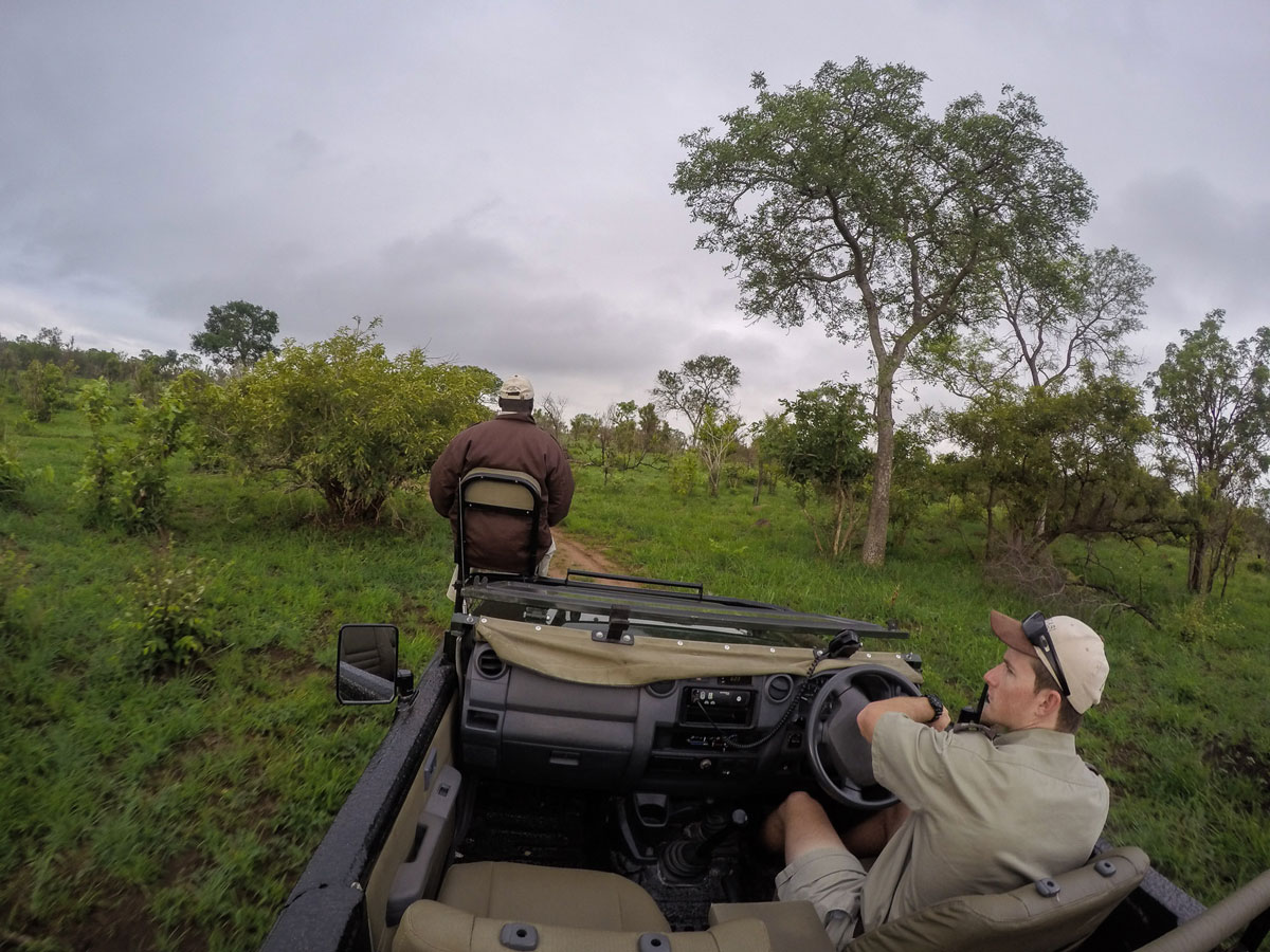 Game Drive Car Sabi Sabi. Tracker Candy sitzt vorne und Ranger Marcus steuert den Jeep auch über Stock und Stein - ohne den Motor einmal abzuwürgen
