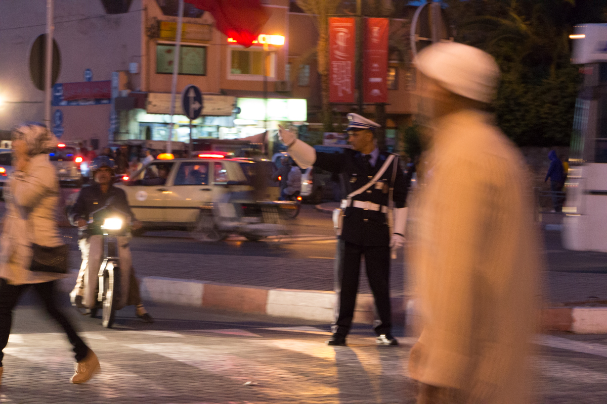 Chaotische Verhätlnisse auf Marrakeschs Straßen. Der Verkehr wird hier noch per Handzeichen geregelt