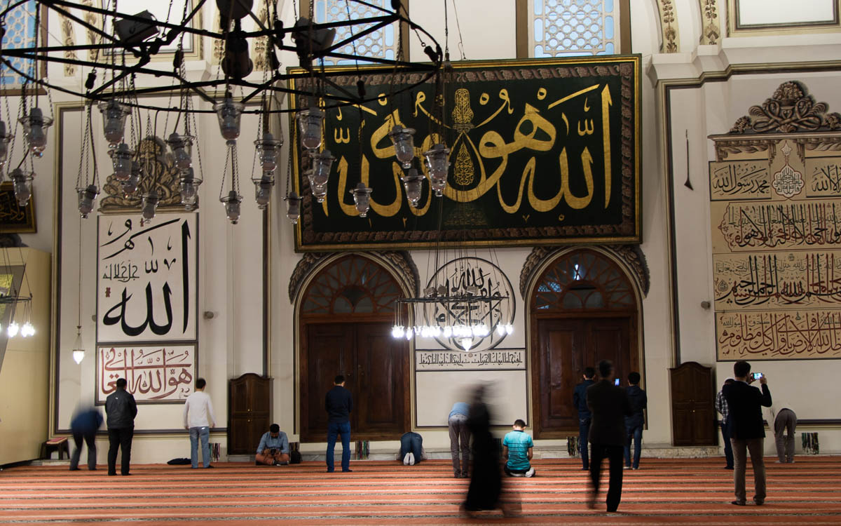 bursa-grosse-moschee-beten