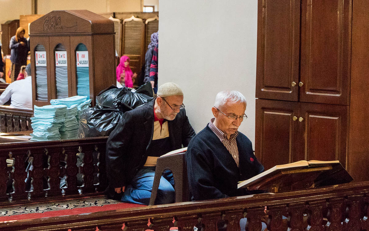 bursa-grosse-moschee-maenner-beten