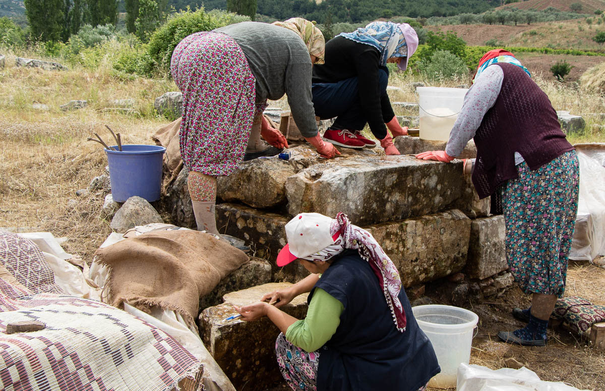 sardes-artemis-tempel-steine-putzen
