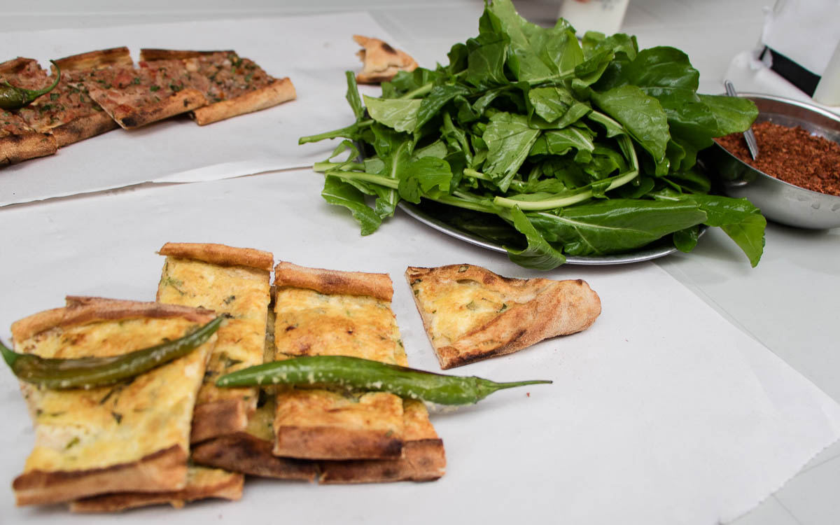 Pide mit Hackfleisch und die vegetarische Variante mit Käse und Schafskäse