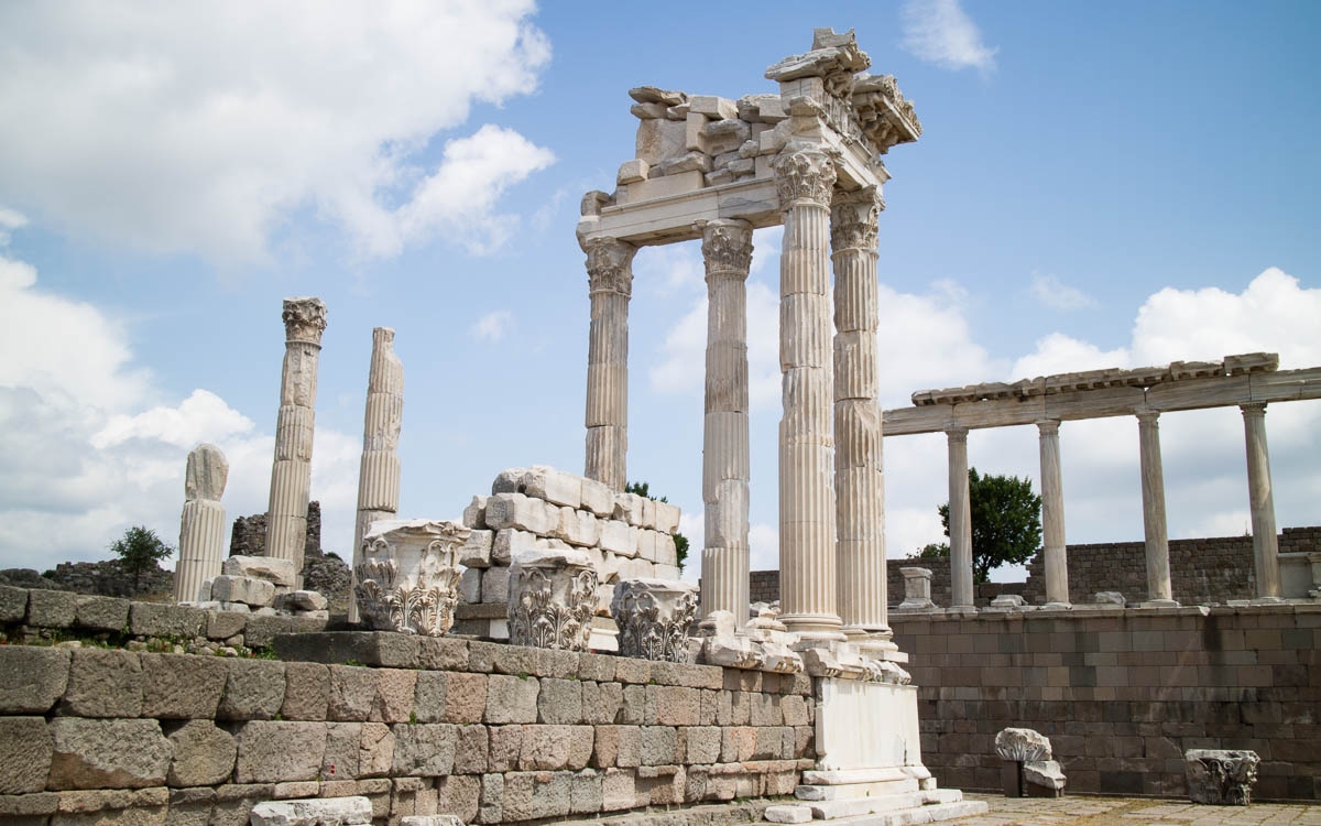 Reste des Trajaneum in Pergamon