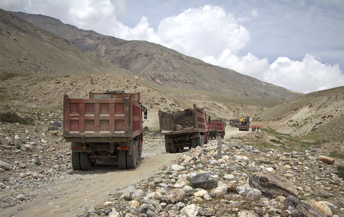 hochebene-chinesische-lkws