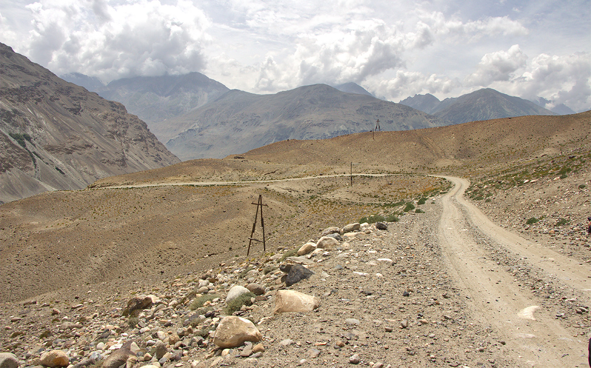 Richtung Kargush Pass nach oben - Pamir Highway Pamirgebirge
