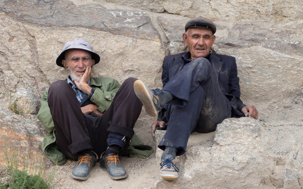 tadschikistan männer am straßenrand