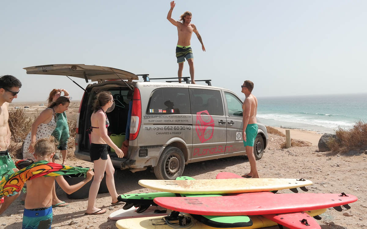 Surfen Fuerteventura Surfschule Surfbrett abladen