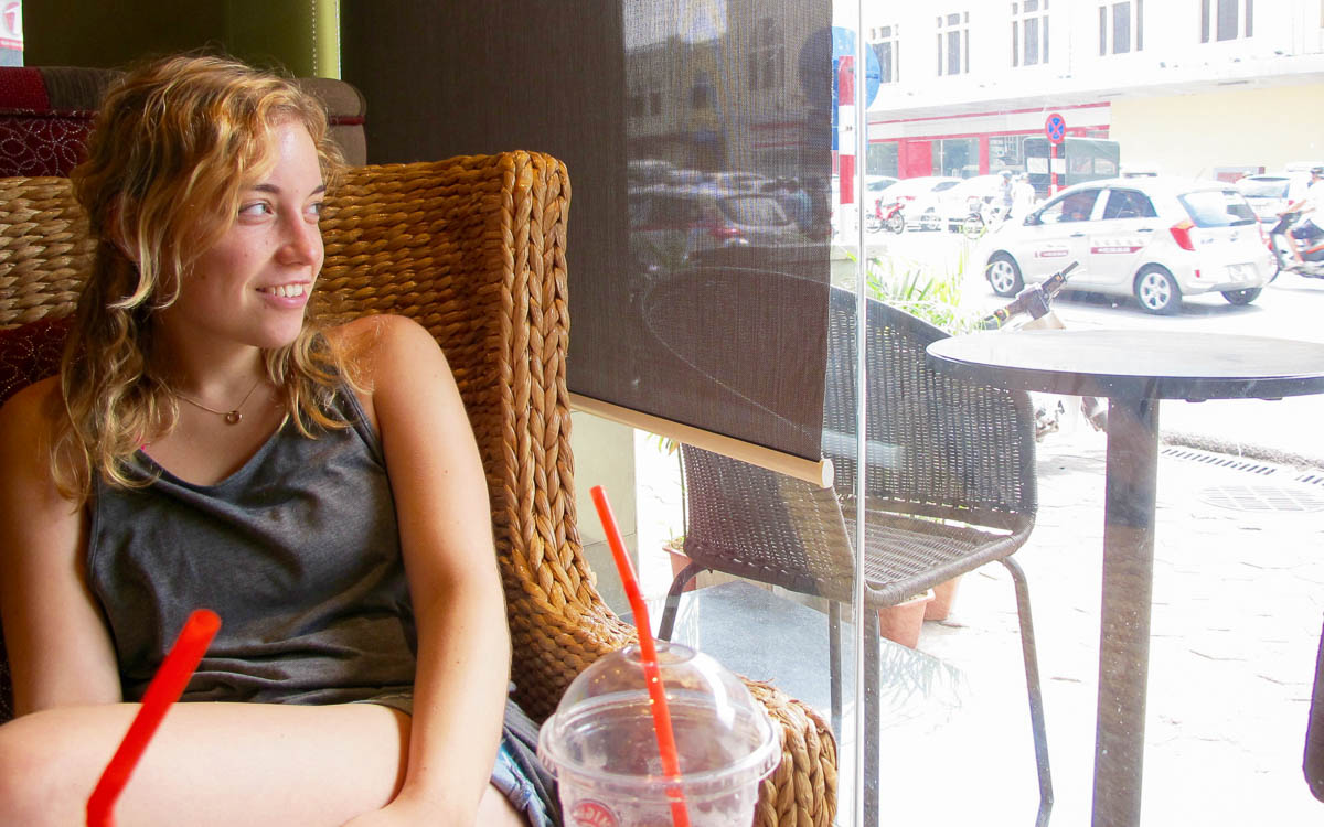 Backpacking Vietnam Hanoi - Entspannen im Cafe