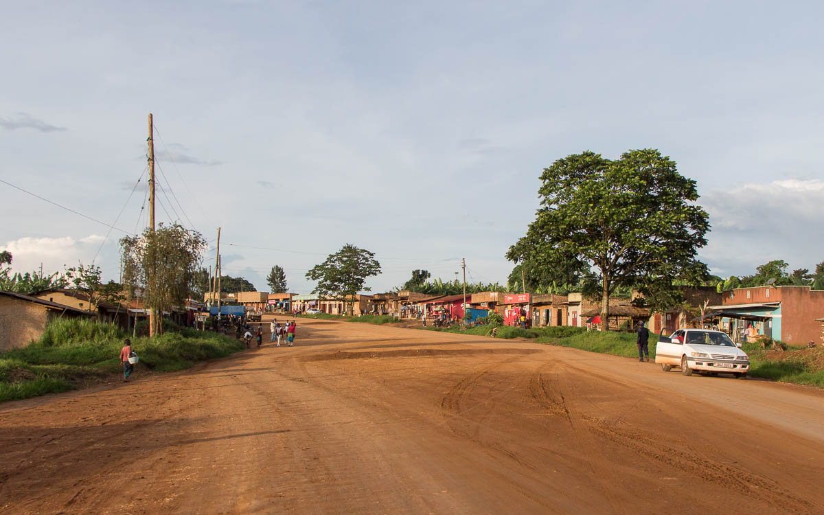 Weg zur Teefabrik bei Fort Portal