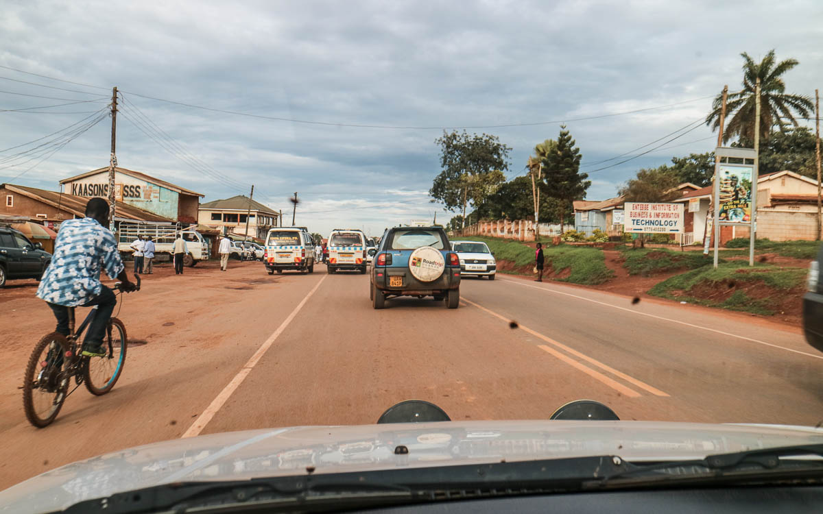 matatus auf dem weg von entebbe nach kampala