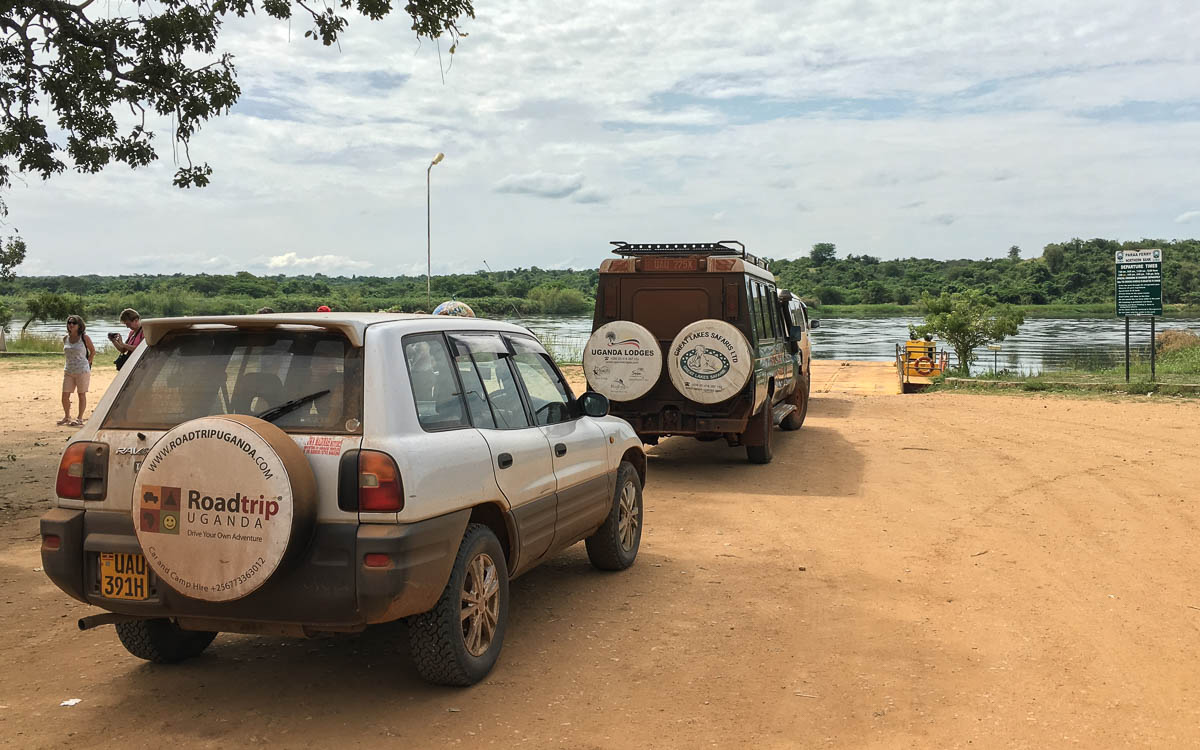 Warten auf Fähre in Paraa