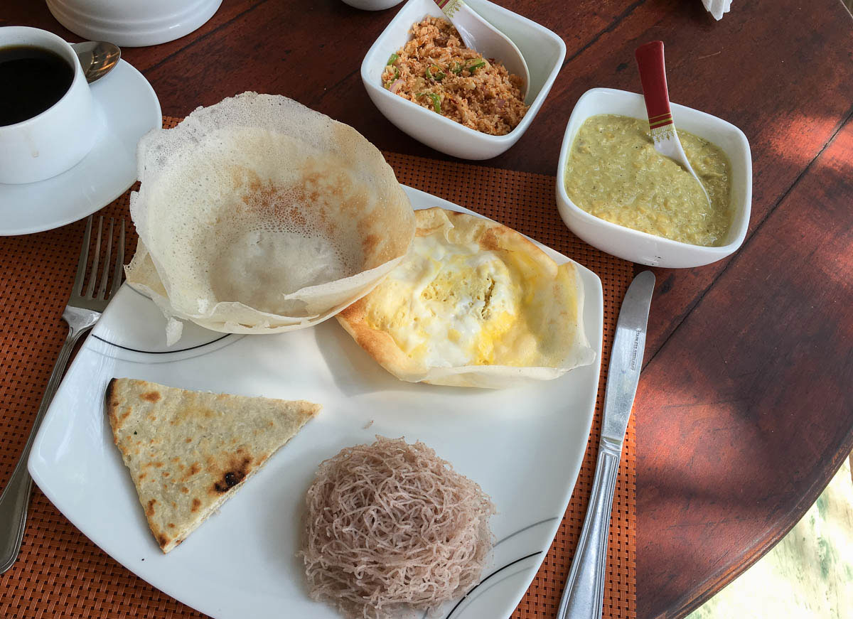 Frühstück Sri Lanka Hopper Curry und Sambol