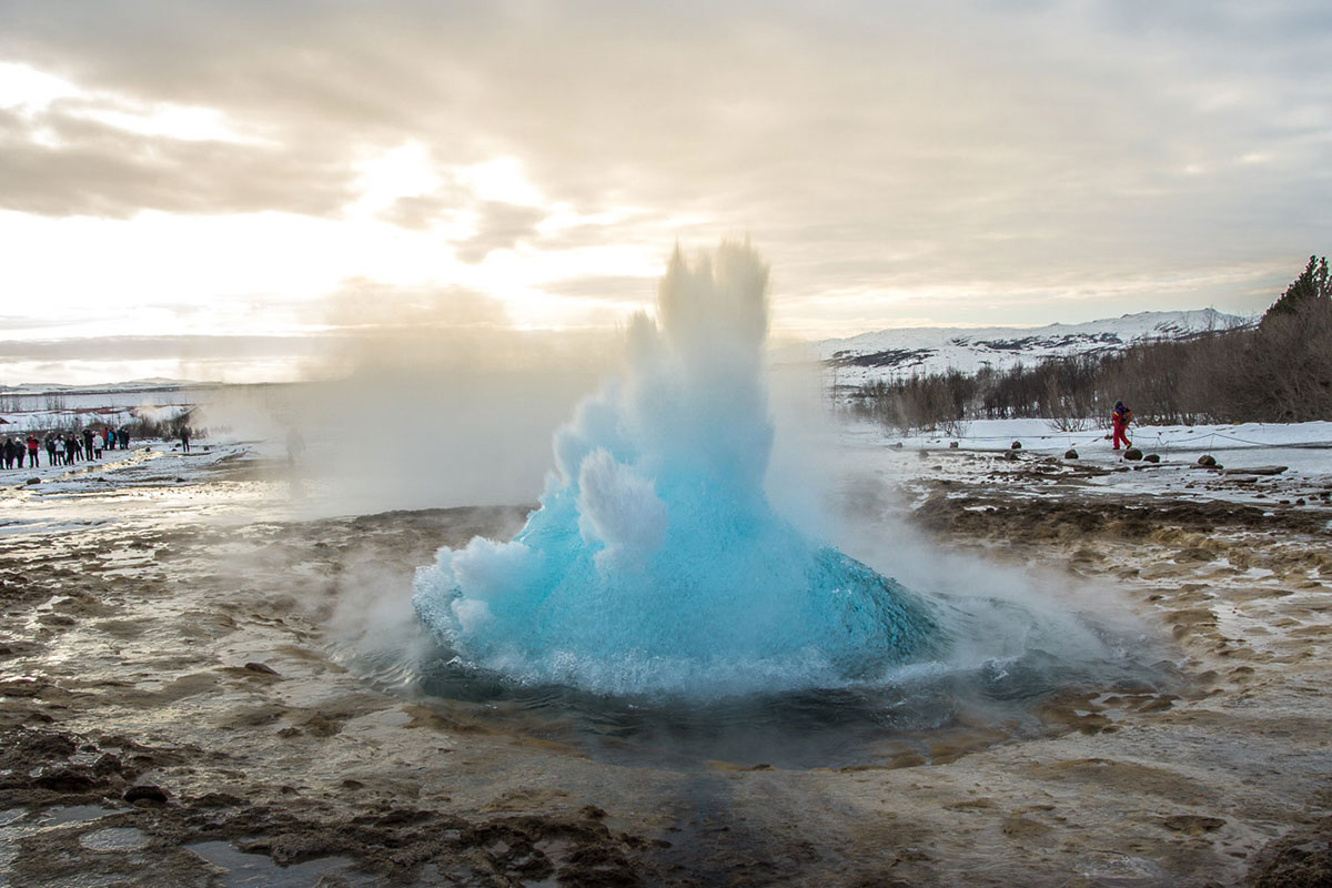 Island: Strokkur im Winter