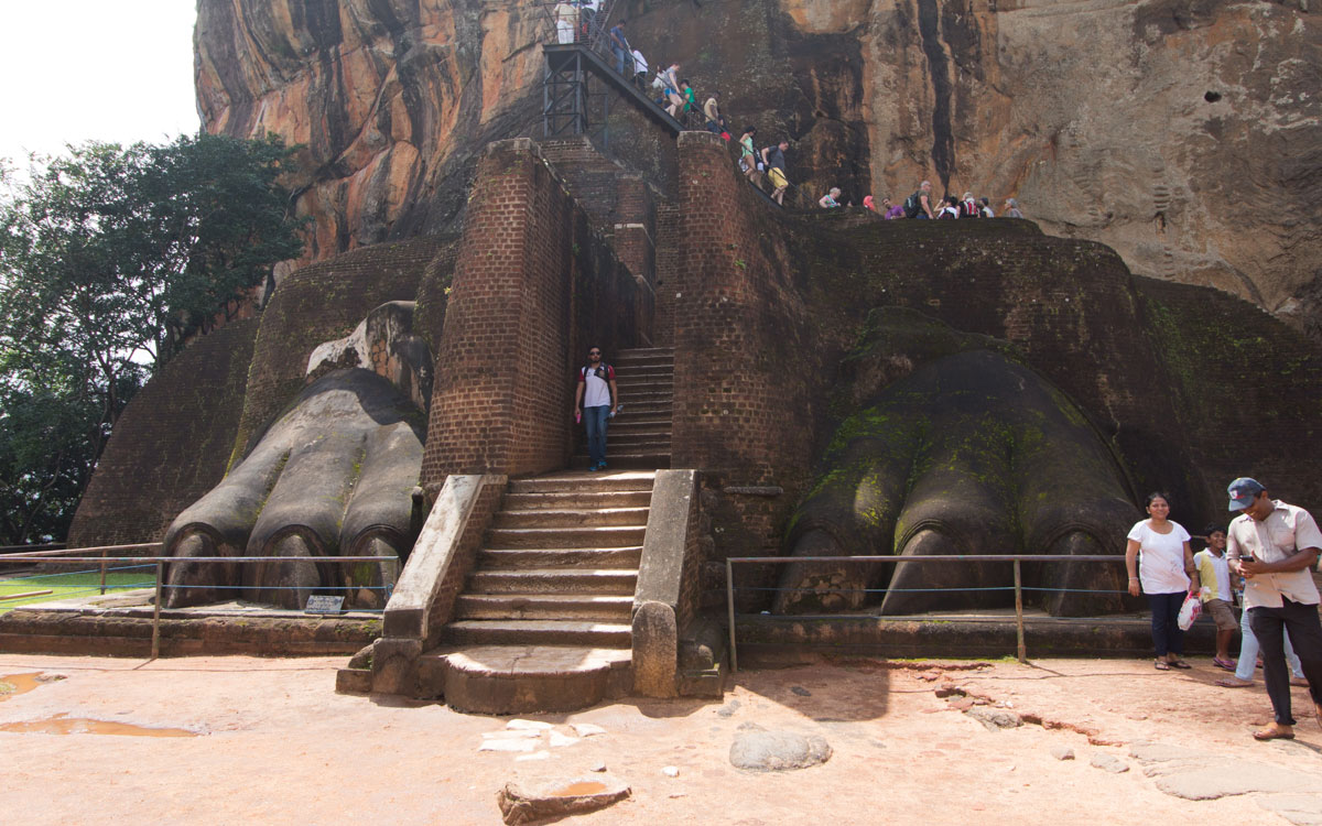 Löwentor mit Löwentatzen