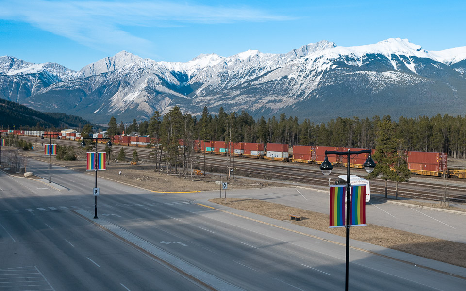 Ein vorbei fahrender kilometer langer Zug in Jasper