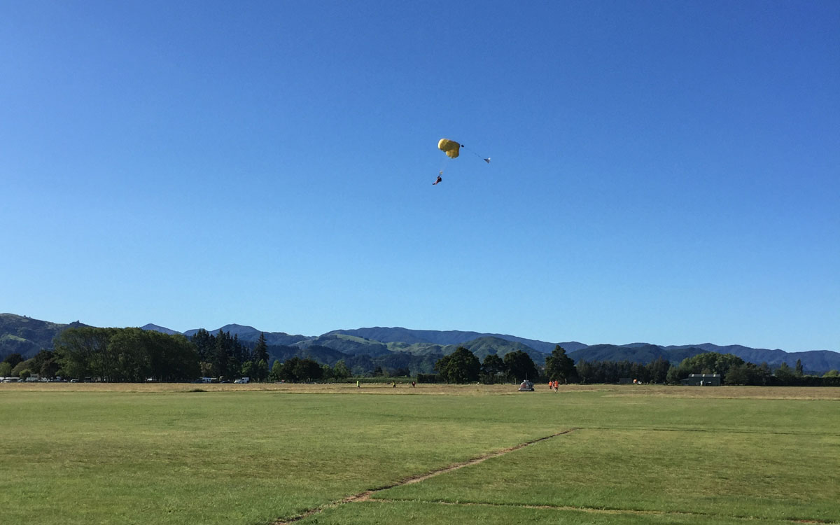 kaiteriteri-fallschirmspringen-suedinsel-neuseeland