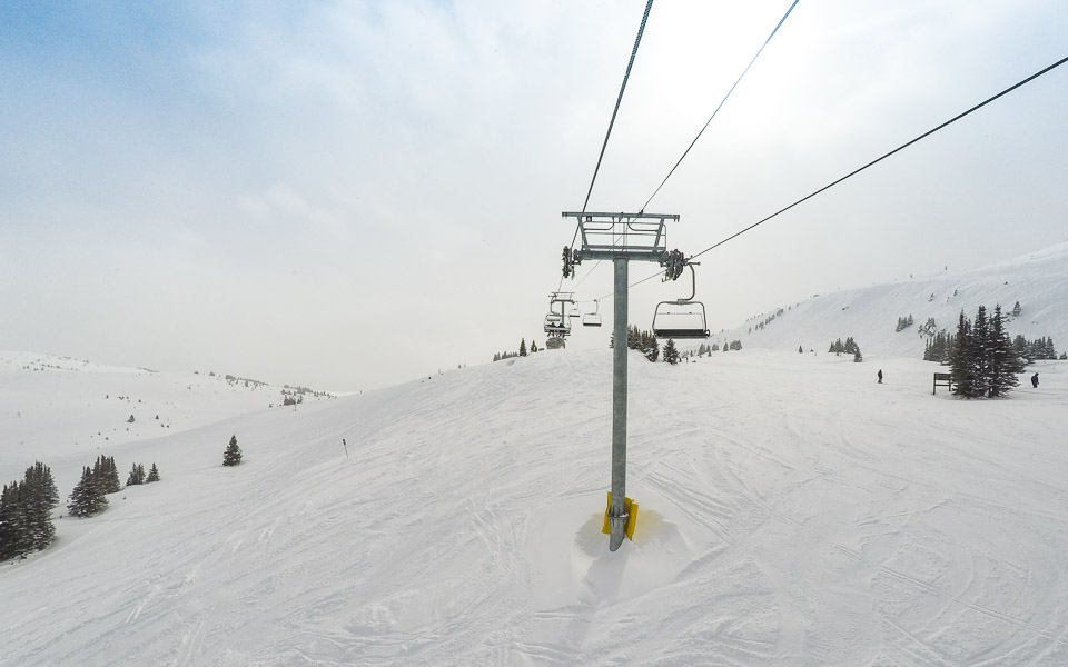 Breite und leere Skipisten in Sunshine Village (Banff)