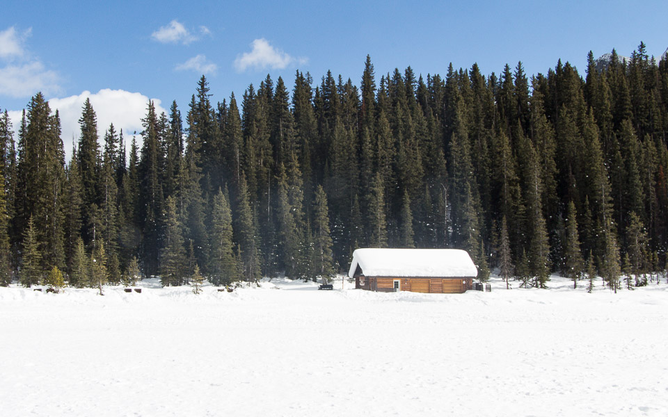 Lake Louise im Winter zugefroren und idyllisch