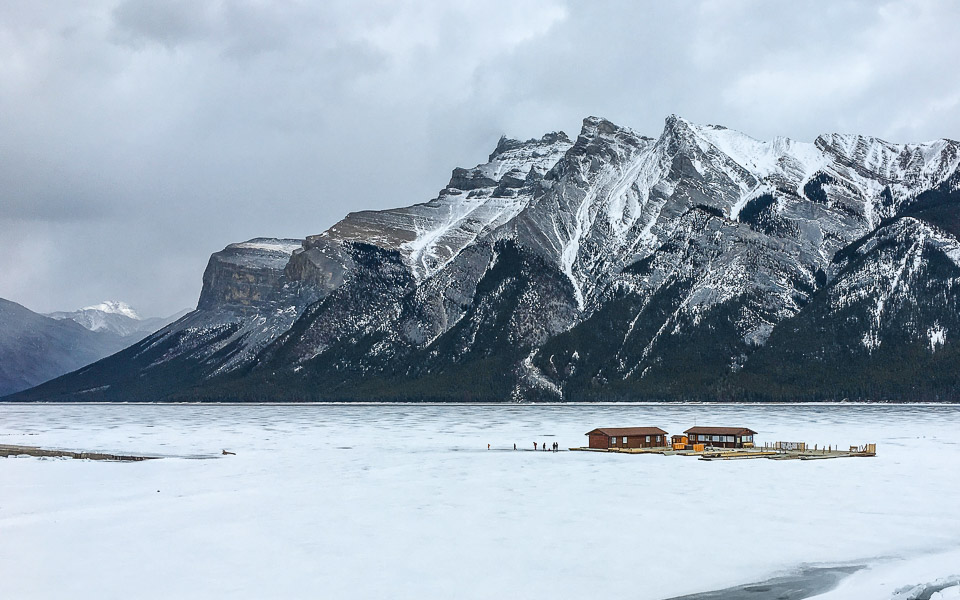 Gefrorener Lake Minnewanka im Winter (Rocky Mountains Kanada)