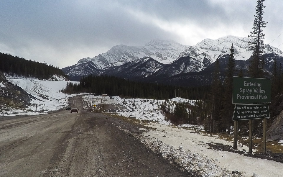 Straße in den Spray Valley Provincial Park (Rocky Mountains Kanada)