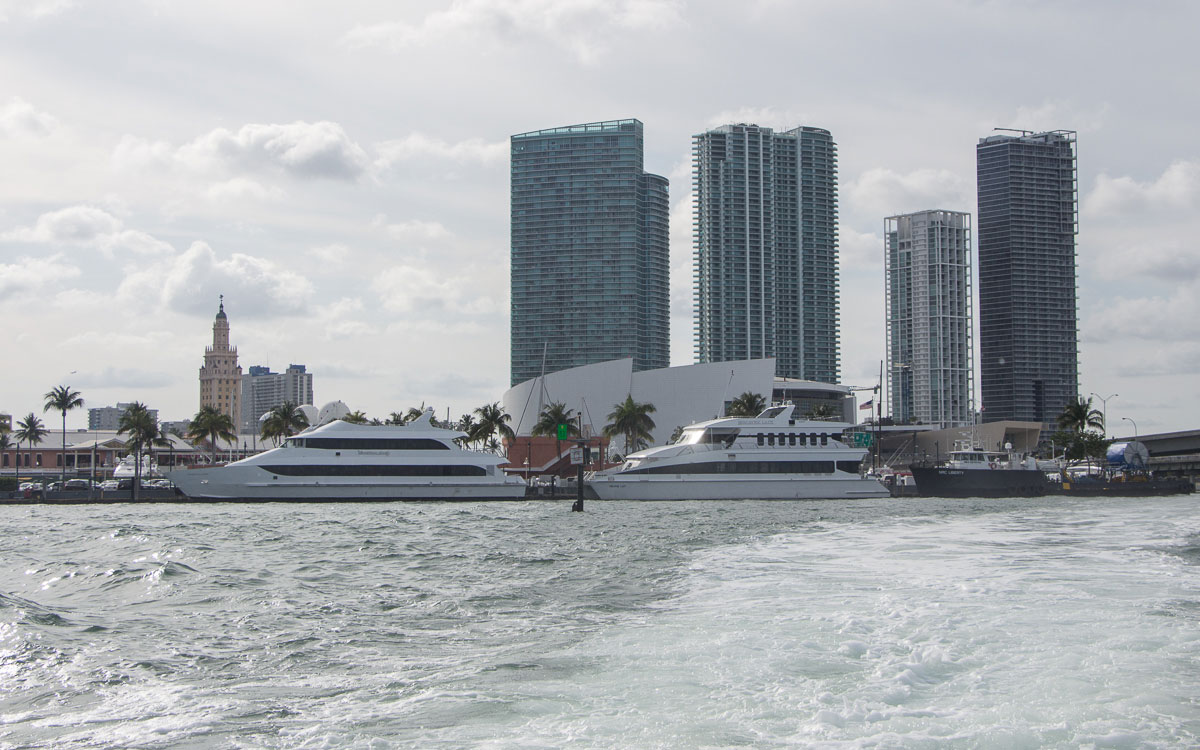 miami-skyline-bayside-bootstour