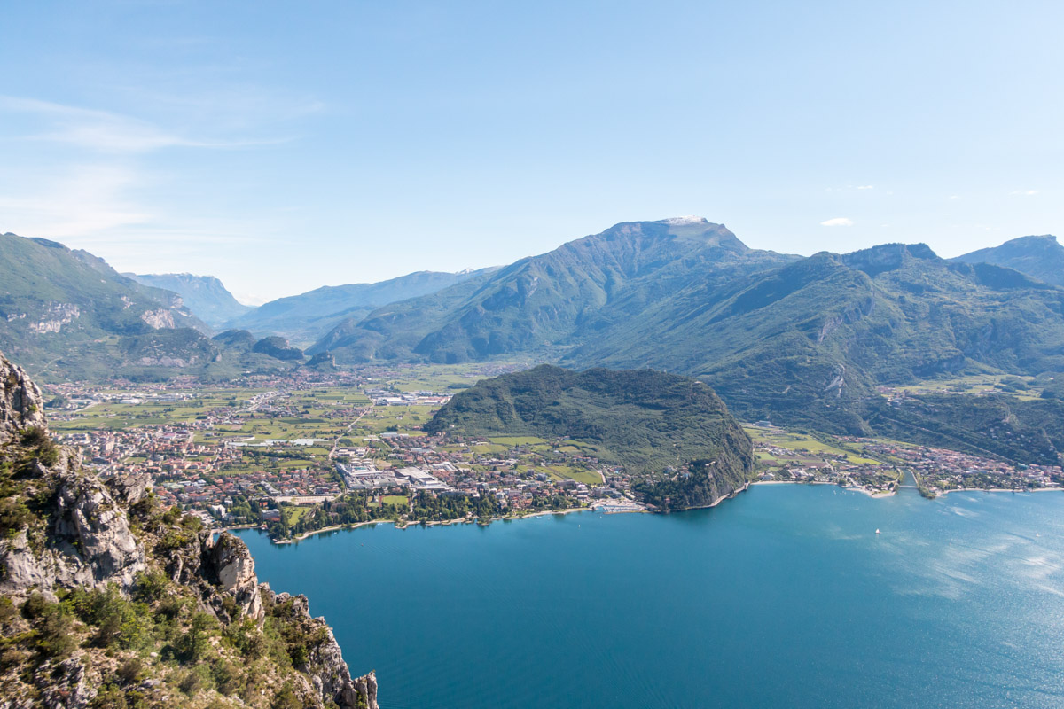 Gardasee Tipps: Aussicht vom Cima Capi auf Torbole und Riva del Garda