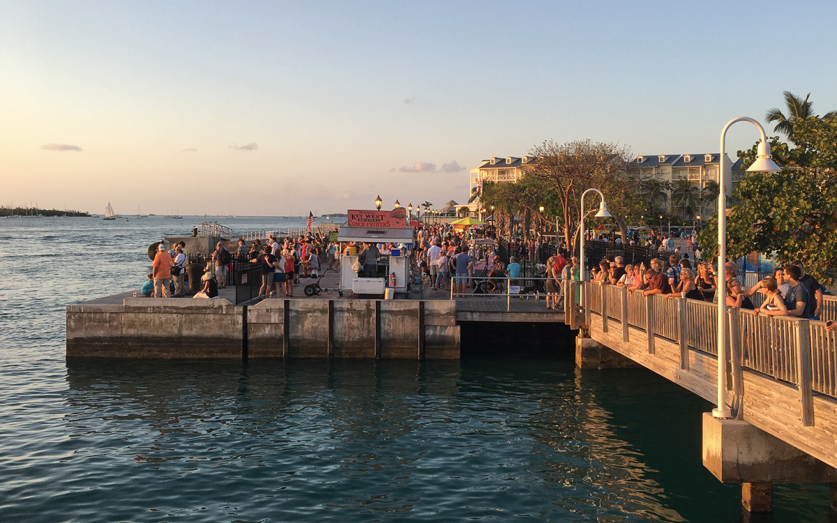 florida-key-west-touristen-mallory-square-sonnenuntergang