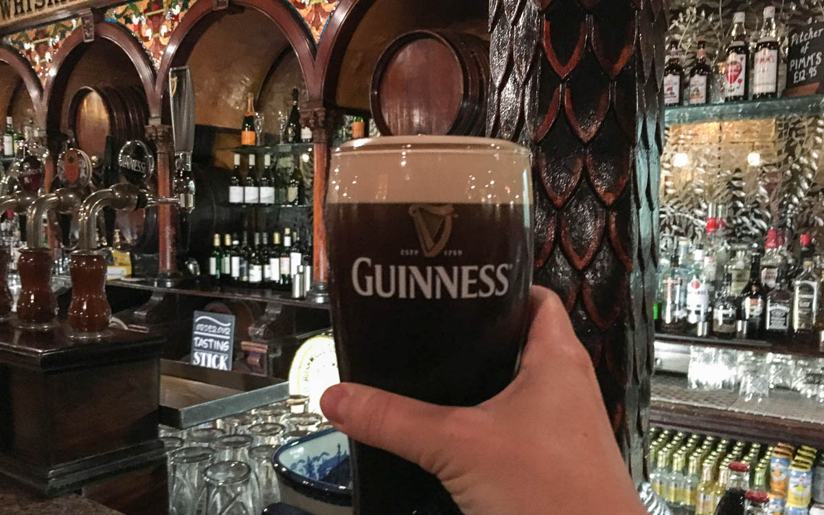 Belfast Sehenswürdigkeiten The Crown Liquor Salon mein erstes Guiness