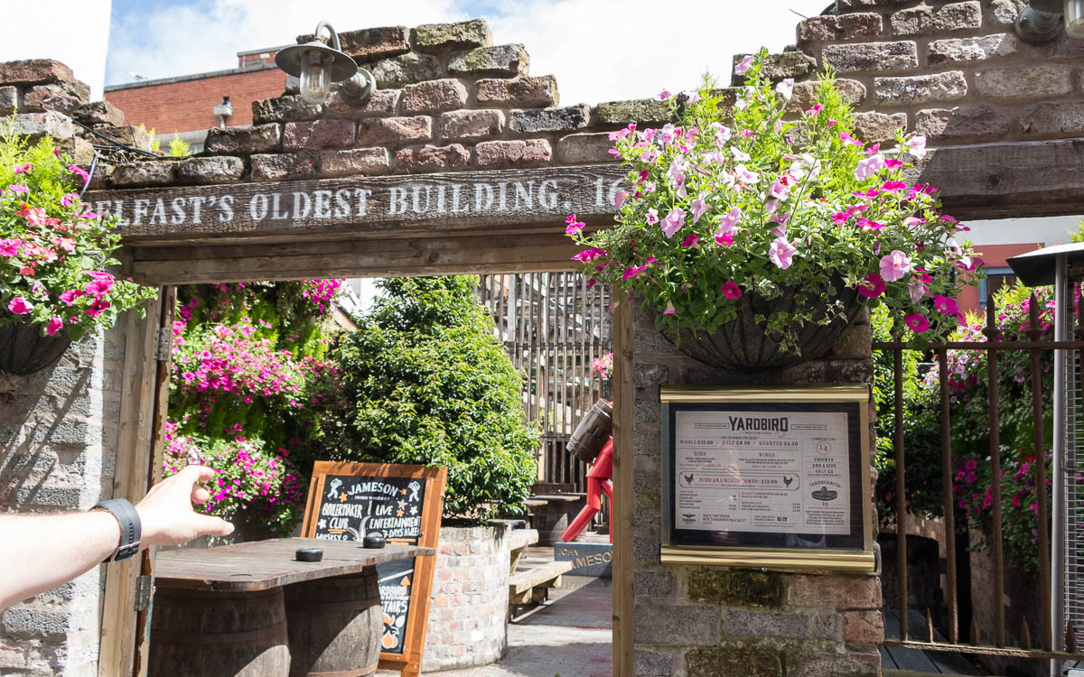 Belfast Pubs Eingang zu Belfast's Oldest Building