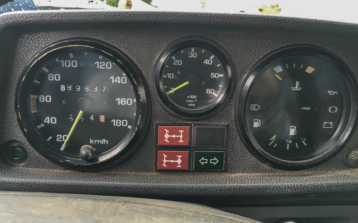 Armaturenbrett von "Otto" die Zahl am Tacho wir immer wieder direkt bei Mercedes-Benz abgeholt und aufgeklebt