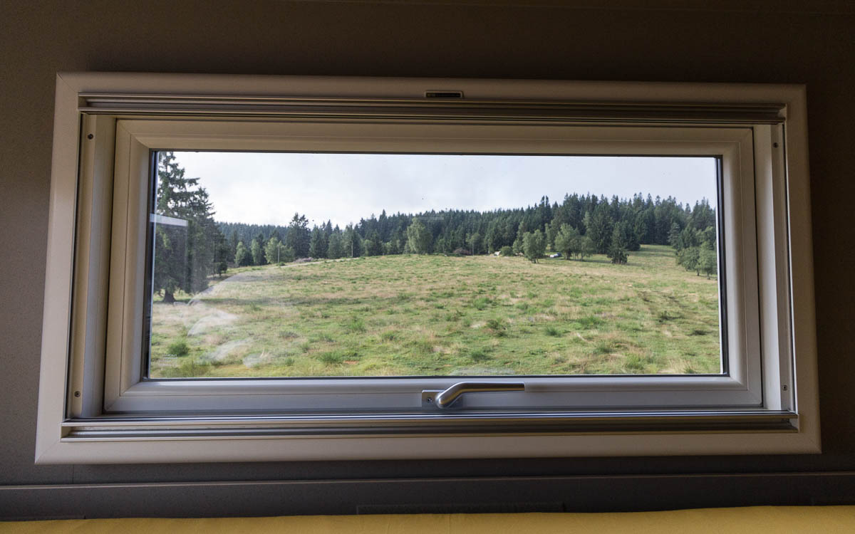 unimog-innen-bett-ausblick-schwarzwald