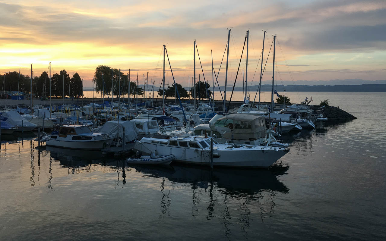 Neuchatel Sehenswürdigkeiten Neuenburger See am Morgen