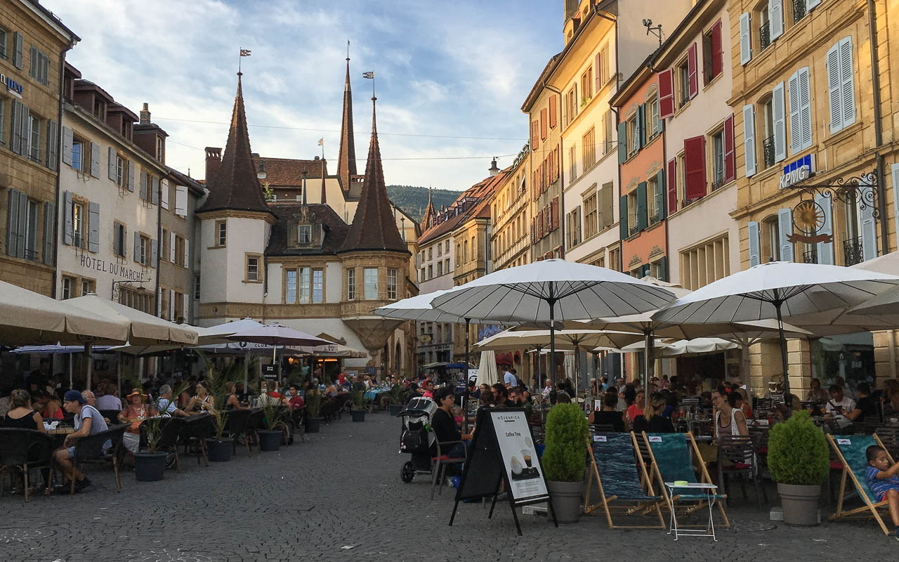 Neuchatel Sehenswürdigkeiten Altstadt gemütliche Plätze
