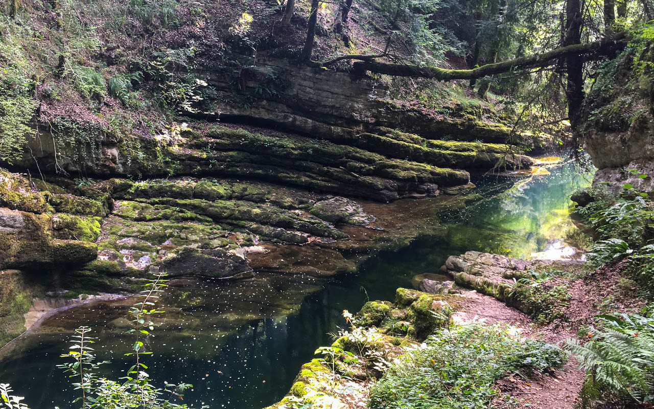 neuchatel-sehenswuerdigkeiten-areuse-schlucht-fluss