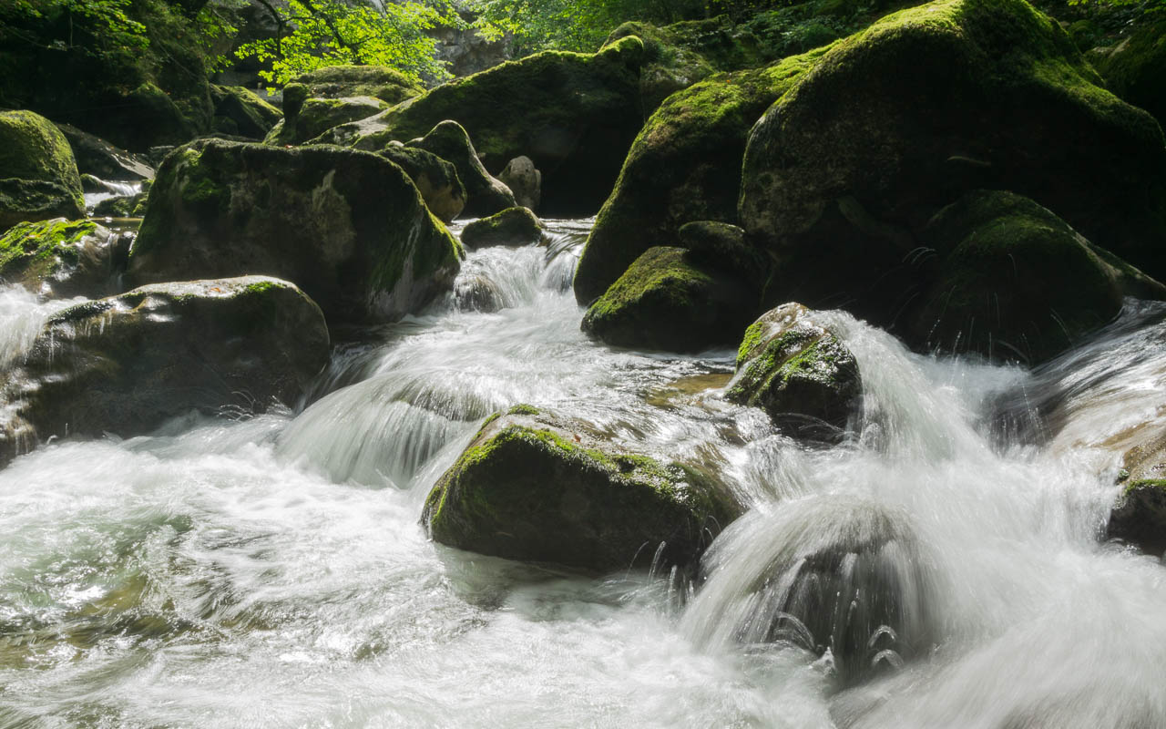 Neuchatel Sehenswürdigkeiten Areuse tosender Fluss